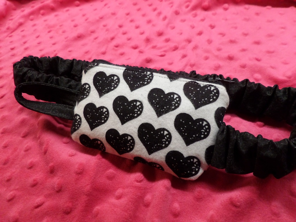 Black Hearts on White Insulin Pump Pouch Case in Flannel - Click Image to Close