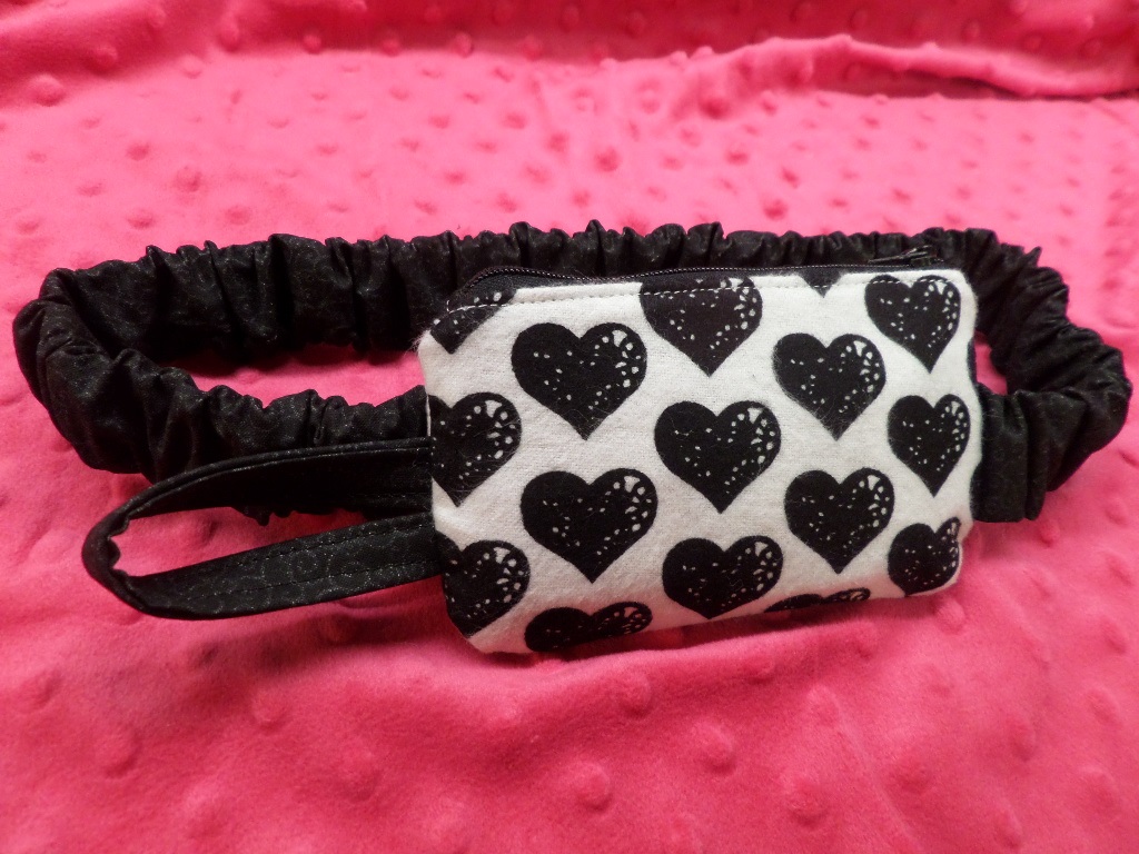 Black Hearts on White Insulin Pump Pouch Case in Flannel - Click Image to Close