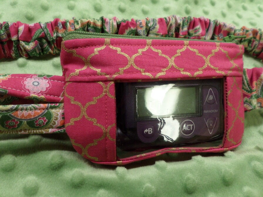 Gold Metallic Quatrefoil on Hot Pink & Damask Insulin Pump Pouch - Click Image to Close